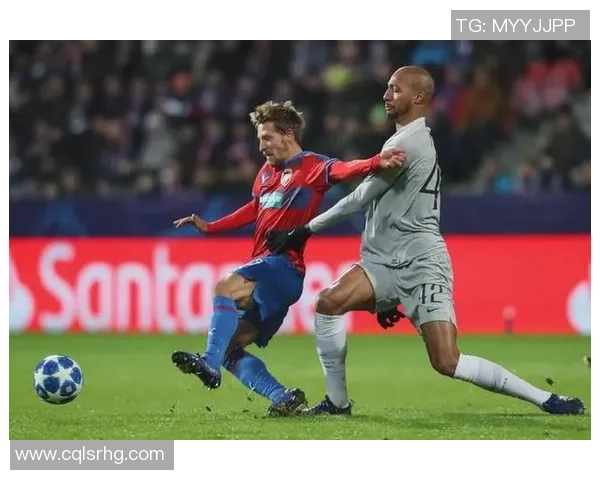 克里夫足球明星的传奇之路与辉煌成就揭秘