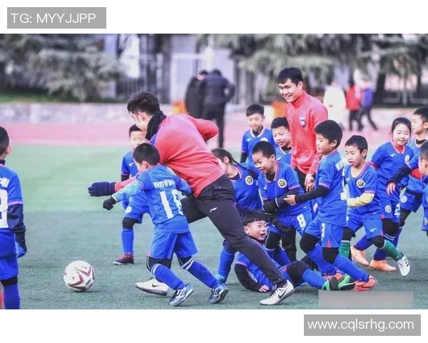 足球明星与路人亲密互动瞬间捕捉精彩瞬间的温暖合影故事